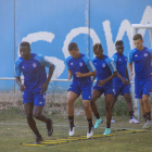 Jugadors del Lleida, entre els quals els nigerians Musa, Efe i Quadri, ahir en l’entrenament.