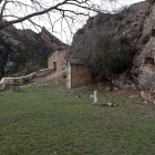 Una creu trencada per ovelles assilvestrades a Peramola.