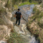 Un agent rural investigant l’abocament.