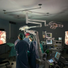Un equip quirúrgic d’otorrinolaringologia fa una operació amb exoscòpia.