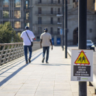 Cartells de Greenpeace per la calor al pont Vell de Lleida.