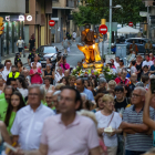 Desenes de persones van acompanyar la imatge de Sant Jaume durant la romeria.