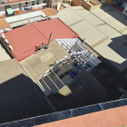 Vista aèria dels treballs per retirar la uralita del futur oratori de Cappont, situat en un antic rentador de l’avinguda Alacant.