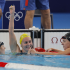 La nadadora australiana Ariarne Titmus celebra la victòria flanquejada per McIntosh i Ledecky.