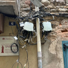 Cables penjant al carrer Llorenç i Torres.