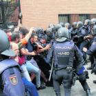 Imatge de la càrrega de la Policia Nacional al centre cívic de la Mariola l’1-O.