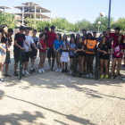 Foto de grup dels joves participants mostrant el pipicà situat a la plaça de la Sardana, al costat de l’skate park.