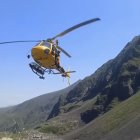 Imatge de la zona on es va produir el fatídic accident i de l’helicòpter de rescat dels Pompièrs Emergències d’Aran. - POMPIÈRS EMERGÈNCIES