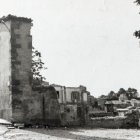 A dalt, la imatge de les obres dels jutjats el 1985 i, a baix, l’actual edifici. - X.S.