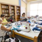 Les participants del taller de costura en la jornada d’ahir. - JORDI ECHEVARRIA