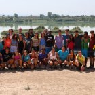 Els joves participants en aquestes activitats d’estiu, amb les autoritats ahir a l’estany. - J.GÓMEZ