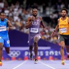El nord-americà Noah Lyles, al centre, es va reservar i va accedir a la final al ser segon. - EUROPA PRESS