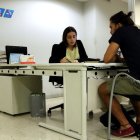 Un ciutadà és atès al Servei d’Ocupació de Catalunya. - ANDRÉS ZAMORANO/ACN