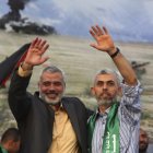 Imatge d’arxiu d’Ismail Haniyeh (esquerra) i Yahya Sinwar (dreta). - EFE/ALI ALI