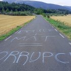 Pintada contra el projecte de la MAT del Pallars a la carretera de la Pobla a Aramunt.