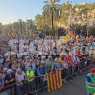 Centenars de persones concentrades per rebre Puigdemont a prop del Parlament