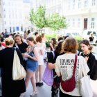 Los fans de Taylor Swift encuentran cerca del 'árbol de la pulsera de la amistad' después de que el organizador cancelara los tres conciertos de la cantautora estadounidense Taylor Swift debido al riesgo de un ataque en Viena.