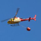 Un helicòpter d'extinció dels Bombers treballant a l'incendi de Cabacés