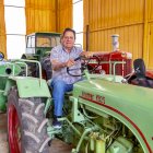 Modesto Cristòfol, amb alguns dels seus tractors. - JORDI ECHEVARRIA