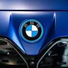 El logo de BMW en uno de sus vehículos.