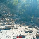 Un bomber treballant en el despreniment de roques a Manresa.