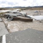 Un tram destrossat de la carretera a Cervià de les Garrigues.