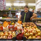 Àgueda Llobera, atenent ahir clients al mercat de Balàfia