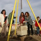 La consellera d'Educació i Formació Professional, Esther Niubó, i l'alcaldessa del Poal, Estela Lleonart, durant l'acte de col·locació de la primera pedra de la nova escola El Roser.