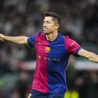 Robert Lewandowski celebrando un gol en el Bernabeu este sábado.