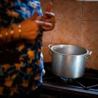 Imagen de archivo de una mujer cocinando en una cocina de gas.