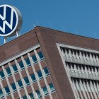 El logotipo de Volkswagen en un edificio.