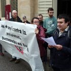 Un membre de Doctorandes en Lluita llegeix el manifest davant del Rectorat de la UdL