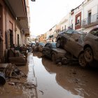 Cotxes apilats en un carrer de l'Alcúdia, a causa de la dana