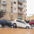 Varios vehículos accidentados por la DANA en el barrio de la Torre de Valencia.