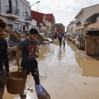 Vecinos de La Torre limpian las calles y sus viviendas, este viernes.