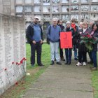 Participants a l'acte per dignificar i visibilitzar els monuments en record a les víctimes del feixisme al cementiri de Lleida