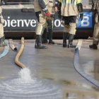 Efectivos del cuerpo de Bomberos extraen agua del parking subterráneo del Centro Comercial Bonaire.