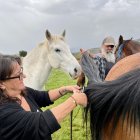 L'artesana Emma Grau tallant una mica de pèl de cavall de la cua per fer-ne una polsera