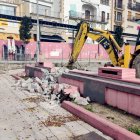 Maquinària treballant en els treballs d'enderroc de la font de formigó de la plaça de les Nacions Sense Estat de Tàrrega