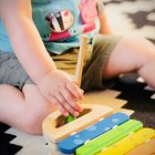 Imagen de archivo de un niño jugando.