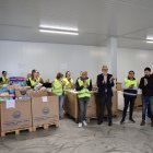 Ochenta voluntarios trabajan en las instalaciones de Edullesa para clasificar el material recogido en la capital del Segrià.