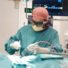 Un professional de l'Hospital Sant Pau aplica per primer cop la cirurgia tubular per extirpar un tumor del canal medul·lar.