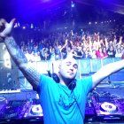 El dj Kiko Rivera durant una sessió en una festa major de Lleida.