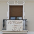 Una pancarta con una petición de ayuda cuelga de un balcón de la localidad de La Torre (Valencia).