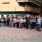 Concentració de CCOO davant la seu al carrer Enric Granados de Lleida en suport als afectats per la dana.