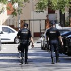 Agents de la Policia Nacional durant una operació.