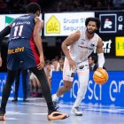 Corey Walden controla la bola davant la mirada de Forrest. - ACB PHOTO/MIGUEL ENA