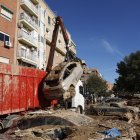 Un camión grúa recoge vehículos en Paiporta (València), este domingo.