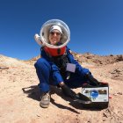 La doctora Laia Ribas, líder del grup de recerca Repro-Immune Team, a l’Institut de Ciències del Mar del Consell Superior d’Investigacions Científiques (ICM-CSIC), recull mostres en una de les sortides extravehiculars al desert de Utah, als Estats Units, durant la missió Hypatia I.