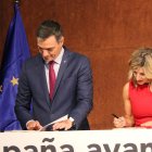 Los líderes del PSOE y SUmar, Pedro Sánchez y Yolanda Díaz, firman un acuerdo en una imagen de archivo.
